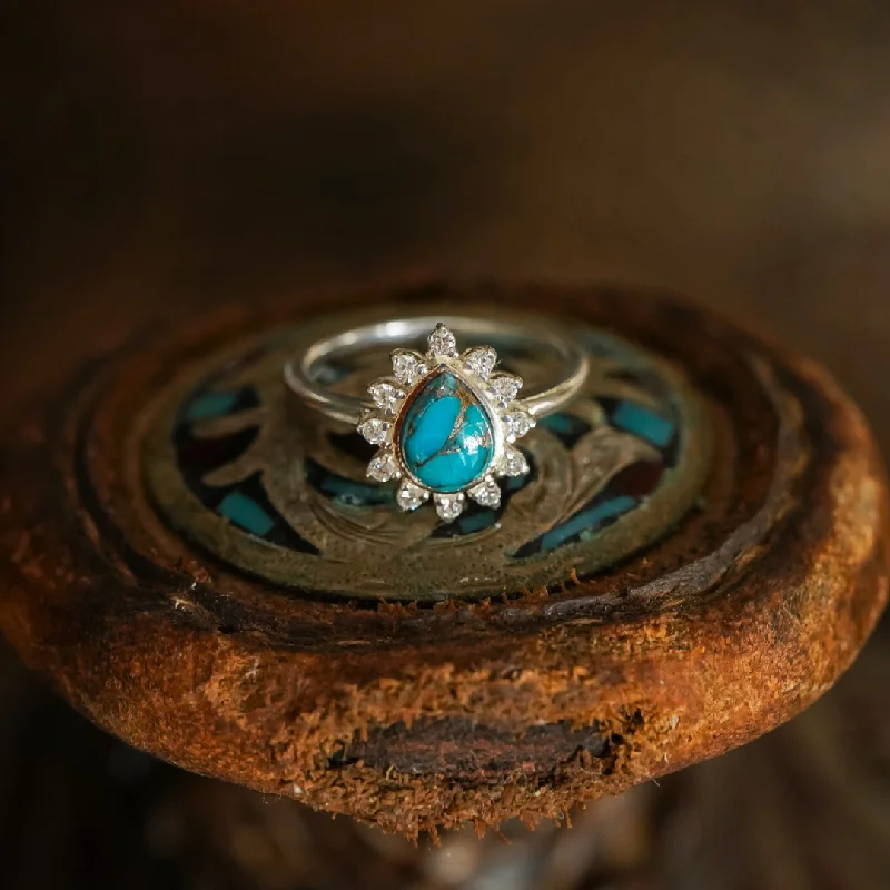 Floral - Patterned Women's Rings in 18K Yellow Gold for a Feminine LookThe June