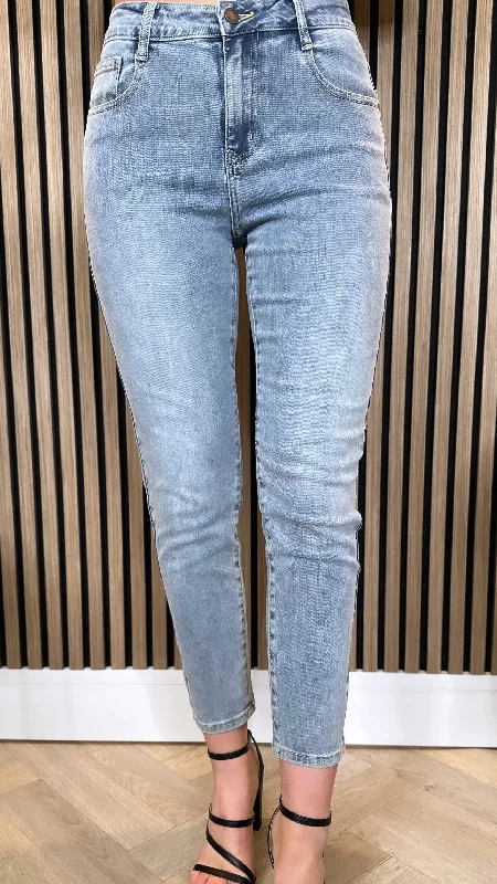 Colored women jeans in vibrant hues like red and yellowCarson Light Blue Boyfriend Jeans Colored women jeans in vibrant hues like red and yellowCarson Light Blue Boyfriend Jeans